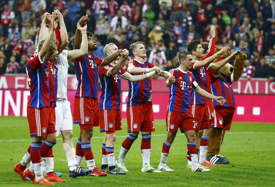 A partita finita la squadra saluta i tifosi che esultano per la vittoria del campionato tedesco (Reuters)